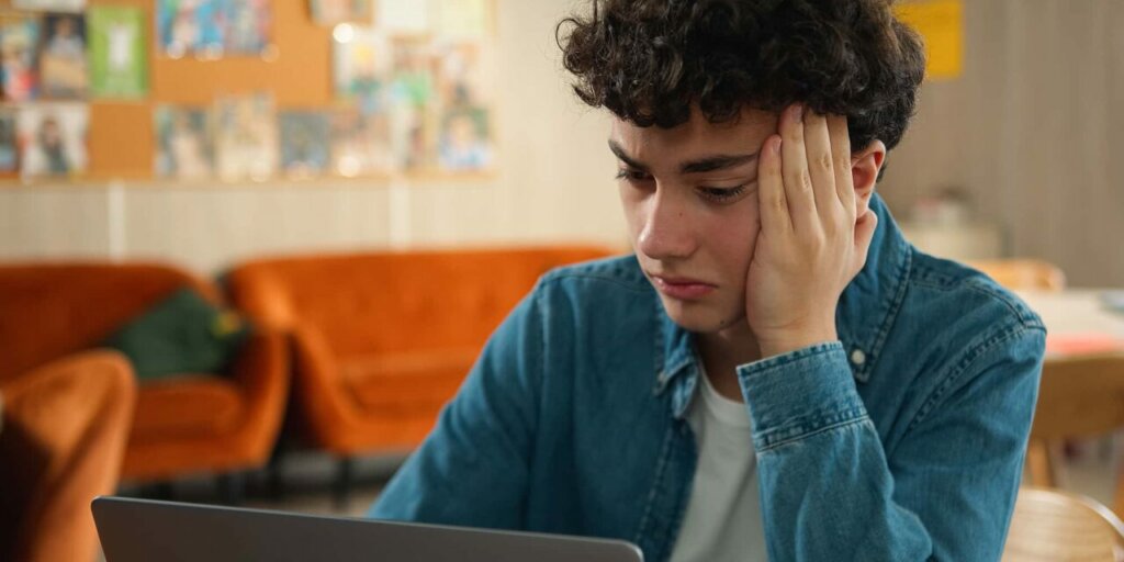 How do I develop a strong argument in an academic essay